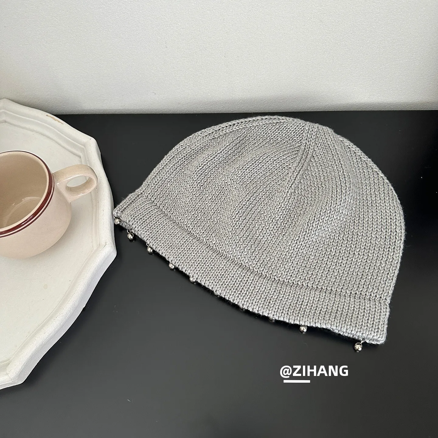 シンプルなニット帽【冬用・フリンジ付き・丸型キャップ】（セットアップ対応）の実用性とファッションへの影響