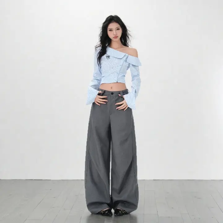 レトログレーのワイドレッグスーツパンツ【ゆったりシルエット・スタイリッシュデザイン・女性用】