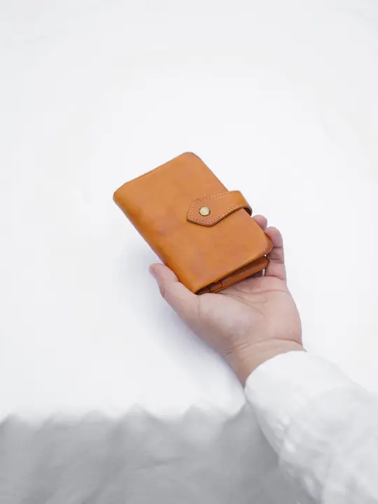 牛革製フリップ財布【シンプルデザイン・無地・中型】