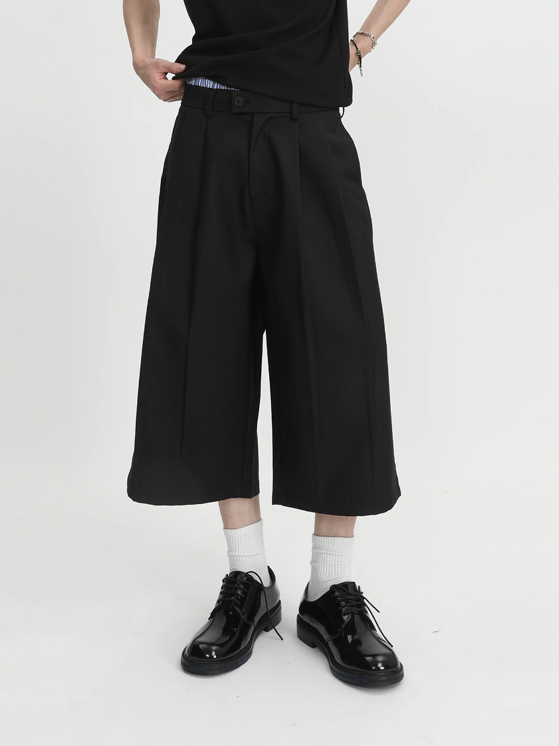 黒のワイドストレートカジュアルパンツ：着こなしのバランスと実用性を徹底解説
