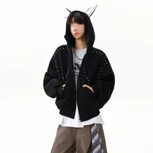 デザインのあるダボ耳付きフードパーカー【ユニセックス・春向け・重厚感あるカジュアルアウター】