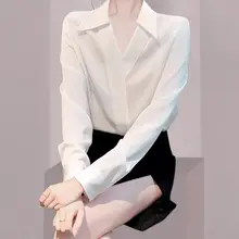 洗練されたエレガントな白シャツ【Vネック・秋春用・女性向け】