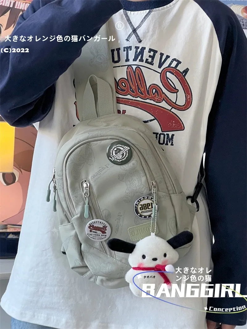 シンプルなデザインのパンダ柄スポーツショルダーバッグ：通学・日常使いに最適な軽量リュックの実用性解析