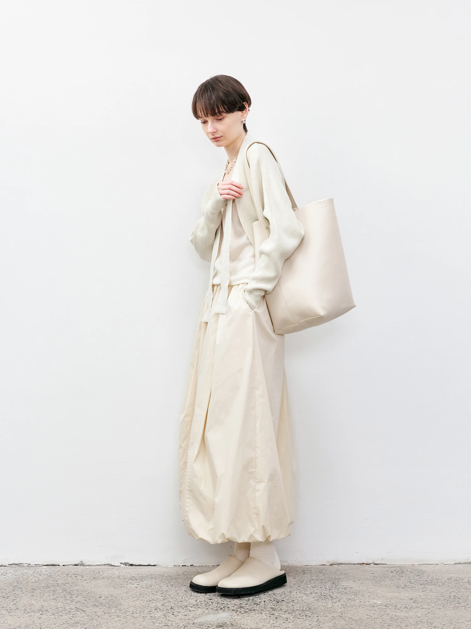 大人可愛い服 40代コーデの完全ガイド｜風に揺れるフリルが心を癒す秘密