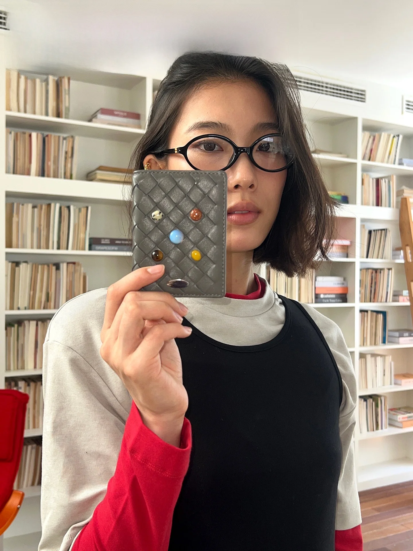 ミニ軽量グレーの羊革編み財布：コンパクトで日常使いに最適な革製カードケース