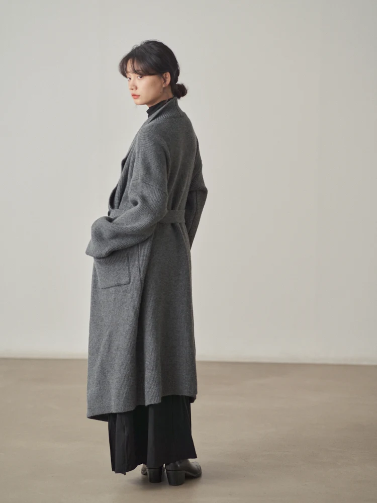 冬のロングカーディガンをどう着こなす？フリルカラーの厚手ニットが解決する3つの悩み