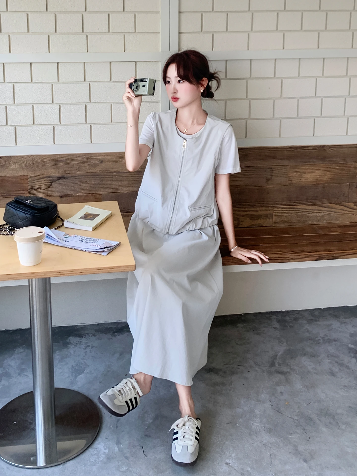 4月20度の服に合うシンプルで高級感のあるベストシャツとフレアスカートセットアップの選び方