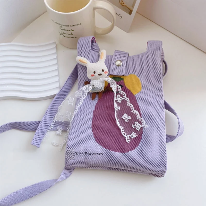 薄い財布 かわいい：ミニサイズで通勤にも対応するニット素材のキャラクター柄財布