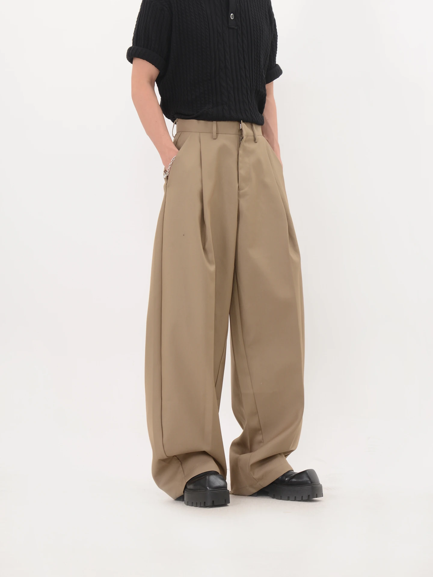 通勤の疲れを癒す、1着で完結する「カジュアルなパンツ」はどこにいるの？