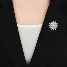回転する雪の結晶ブローチ【高級感あふれるデザイン・スーツにも最適】