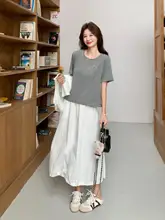 白色のシンプルなベストとスカートの女性用コーディネート（セットアップ対応）