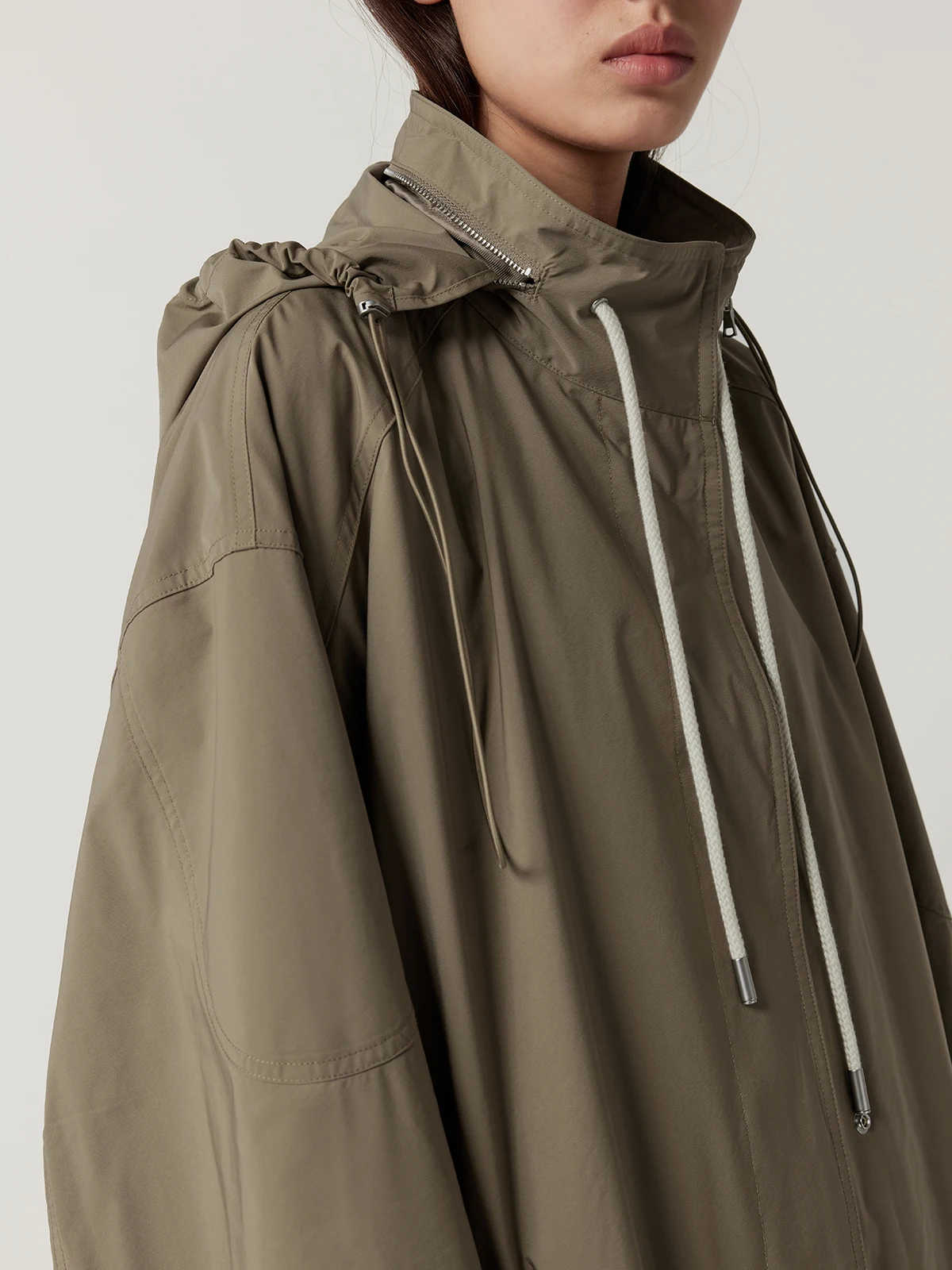 雨の日の服装で「濡れず」に快適に過ごすには？
