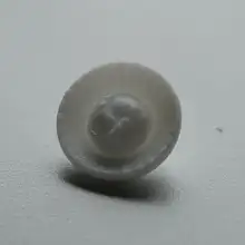 ドイツ製ヴィンテージガラスボタン【白色センター・花心模様・極上の柔らかさ】
