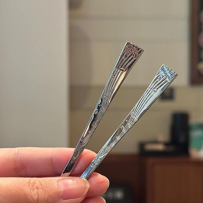 アイスクリーム用スプーン：クリエイティブデザインのステンレスミニスプーンがカフェシーンで実用性を発揮