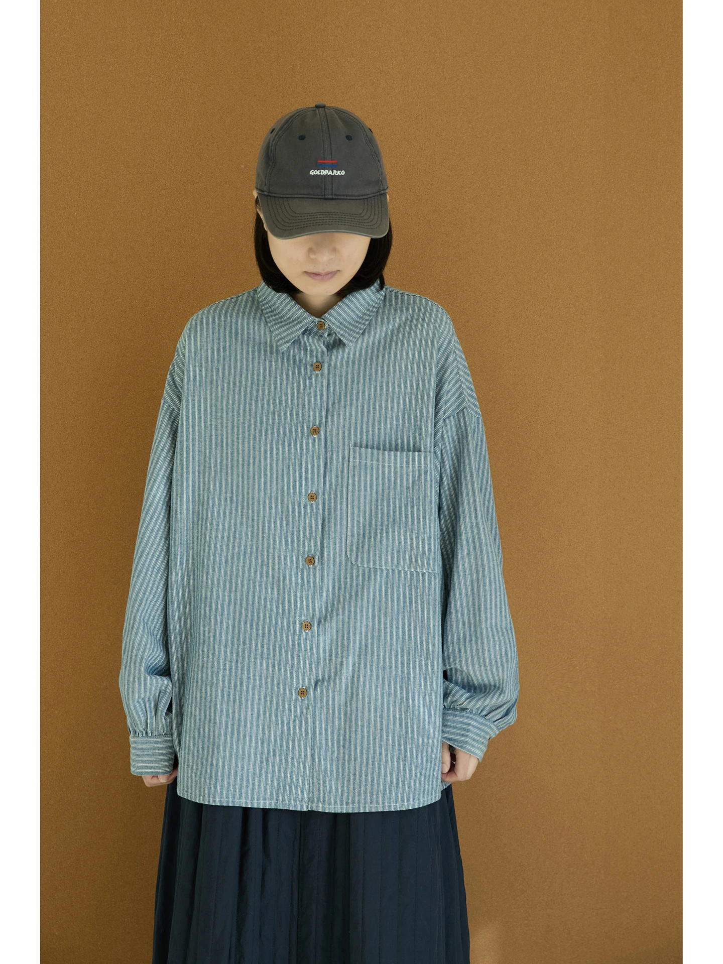 フィット長袖シャツ【ストライプ・ブルー・ボタン付き】