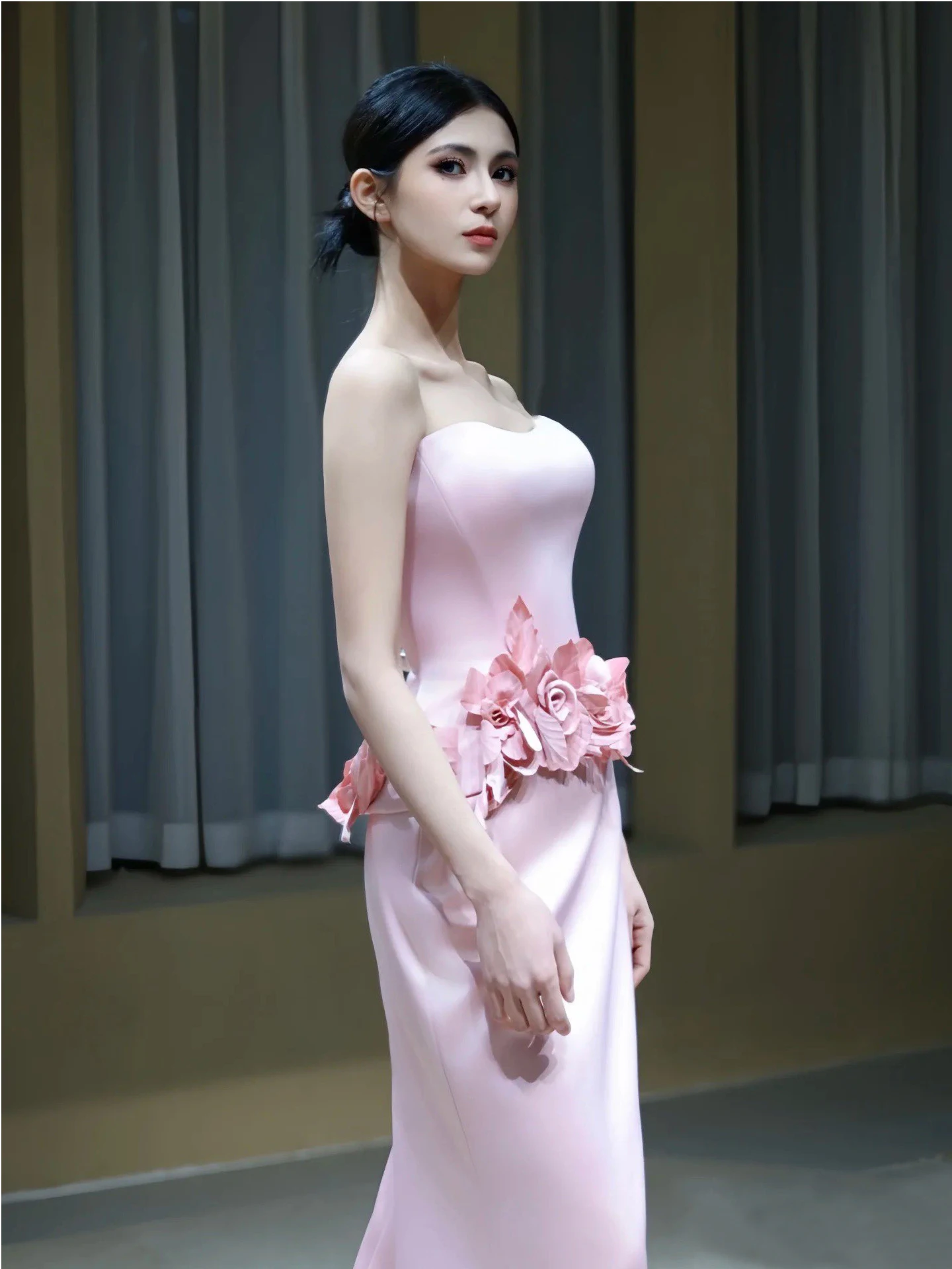 結婚式2回目女性のフォーマル服装としてのエレガントなピンク敬酒服