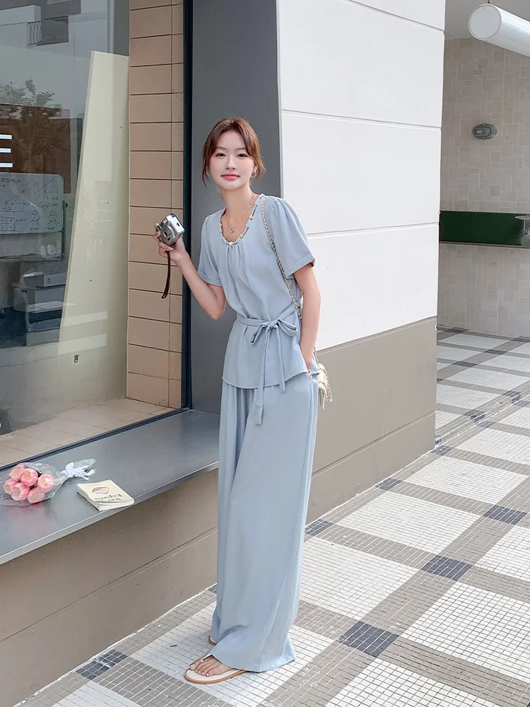10月23度に着る服装は？浅い青のレーストップスが解決する夏のスタイル悩み