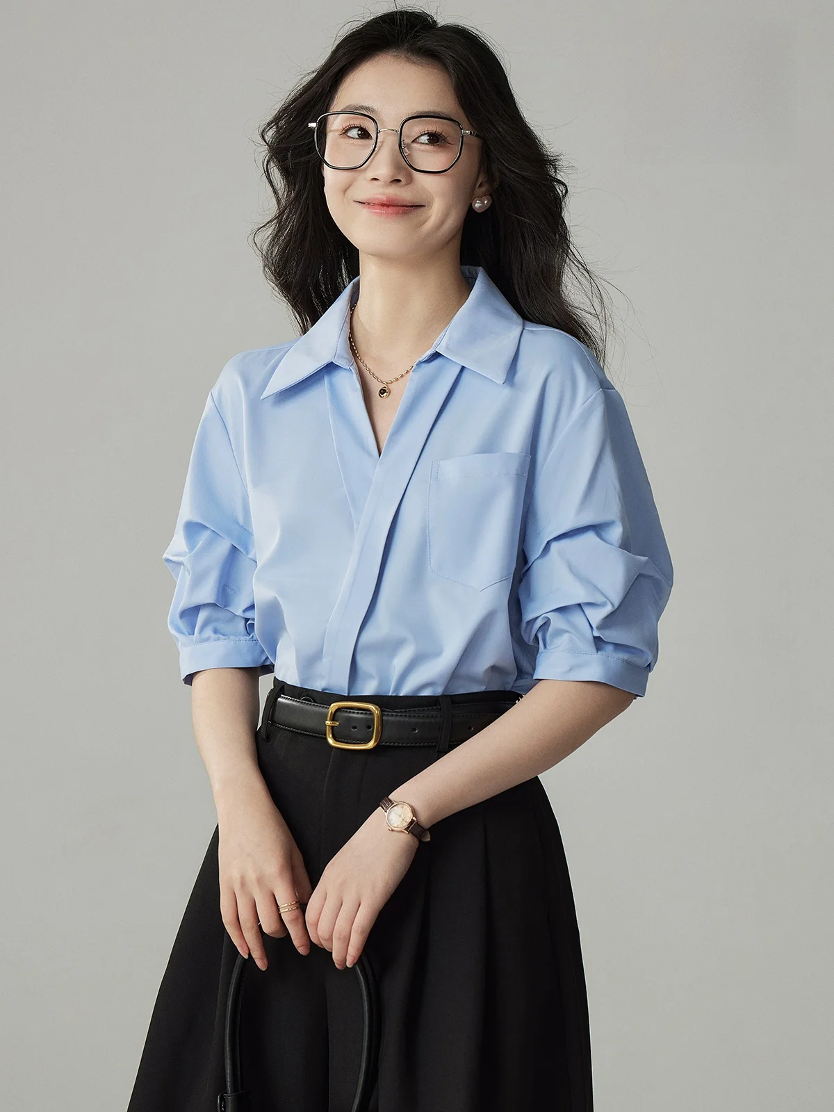 大人可愛い服 50代コーデ 完全ガイド｜フランス風Vネックシャツの選び方とコーデ術