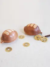 独特なデザインの風水サンゴウ龜甲ストリングお守り【デスク装飾用・銭コイン付き】