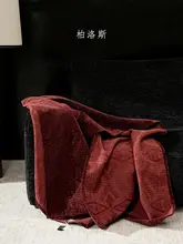 余尘デザインの高級感ある中古調レッドブランケット【寝室用・上質なデザイン】