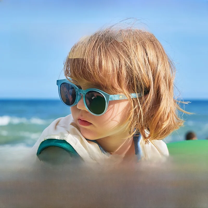 1歳の誕生日に贈る偏光サングラス：紫外線カットとファッショナブルな親子対応の実用性
