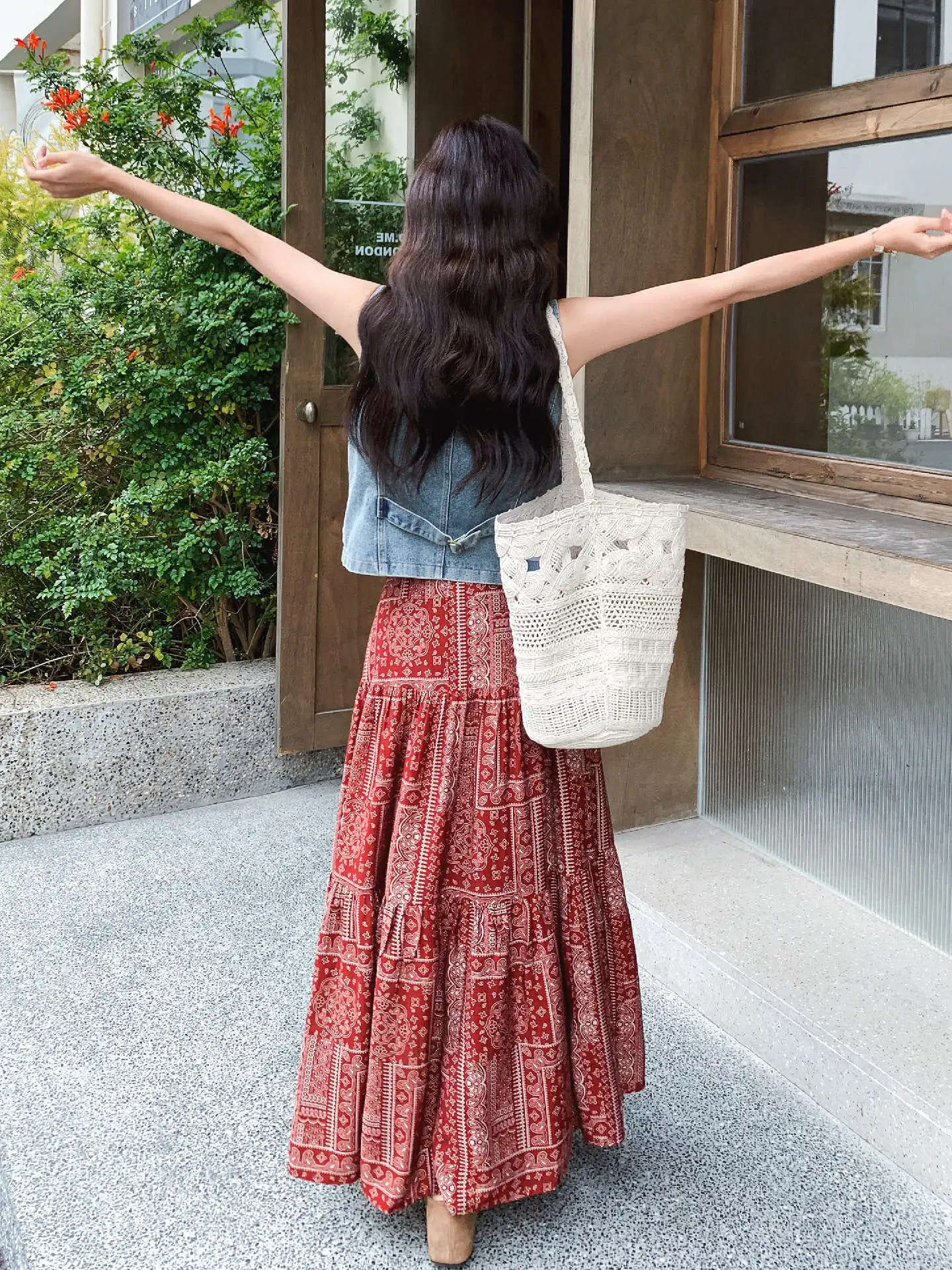 ジ レコーデって何？夏のリラックススタイルに欠かせない「復古刺繍ジレ」と「フレアスカート」の組み合わせは、なぜ今注目なのか？