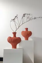 洗練されたデザインの異型陶器花瓶【手作り・高級感・インテリア装飾用】