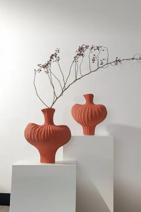 洗練されたデザインの異型陶器花瓶【手作り・高級感・インテリア装飾用】