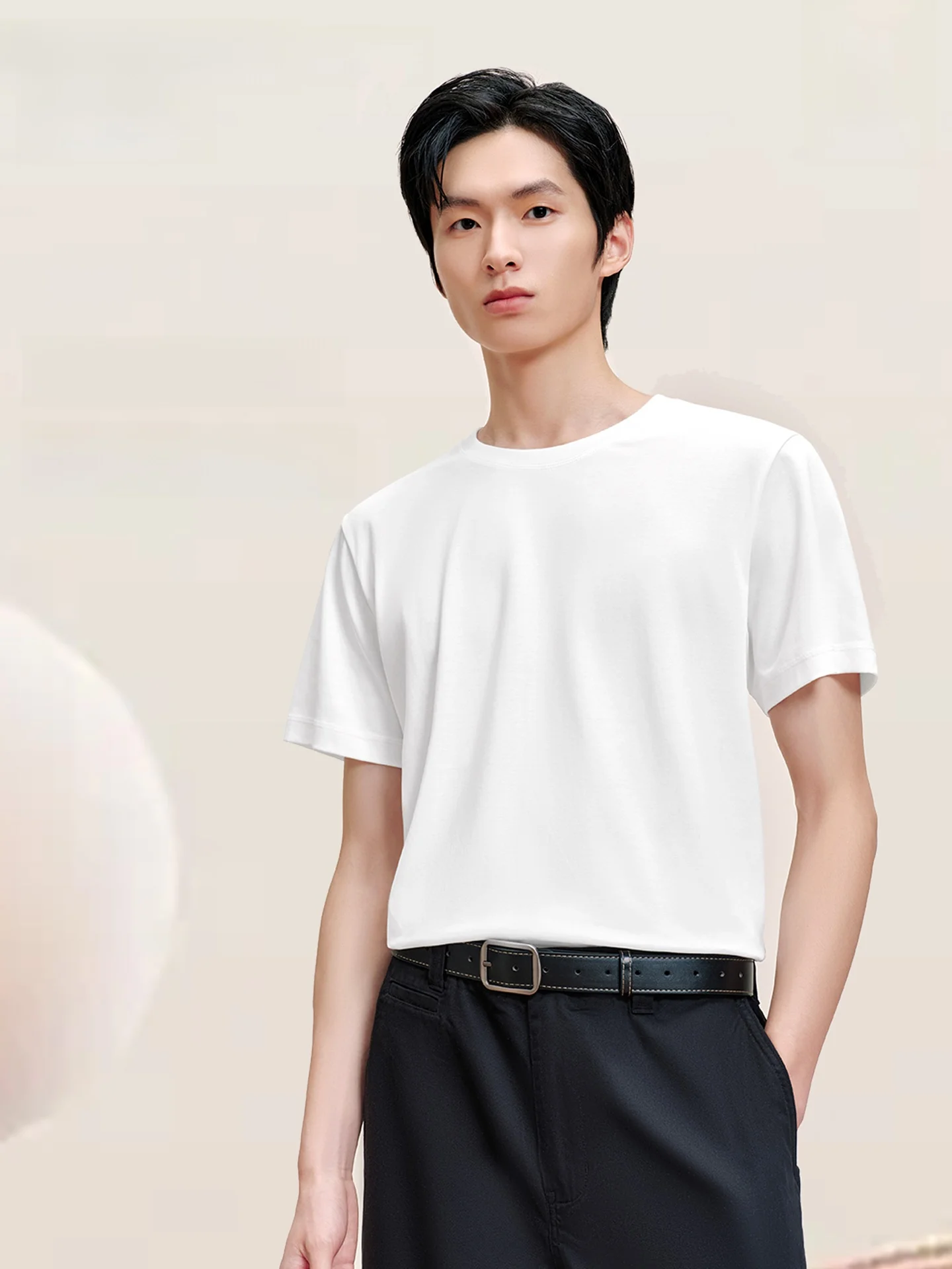 オフィスカジュアルのTシャツはどう選ぶ？高級コットンで通勤もリラックスも叶える1本の秘密