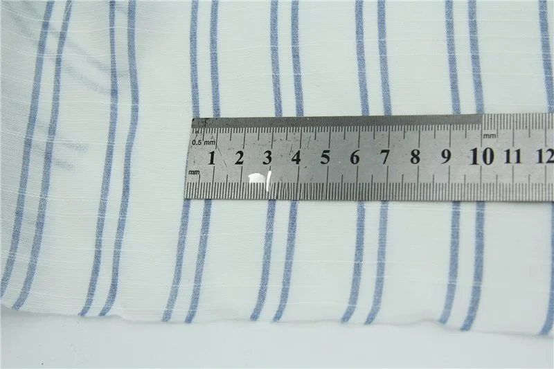 薄手の落ち感と微光沢のある天青色ストライプリネン混布地：素材特性と実用シーンの詳細解説