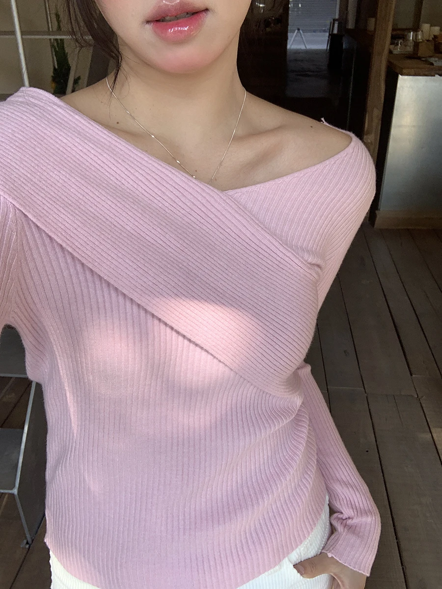 交差Vネックのフィット感抜群なニットセーター【春向け・スリムフィット】