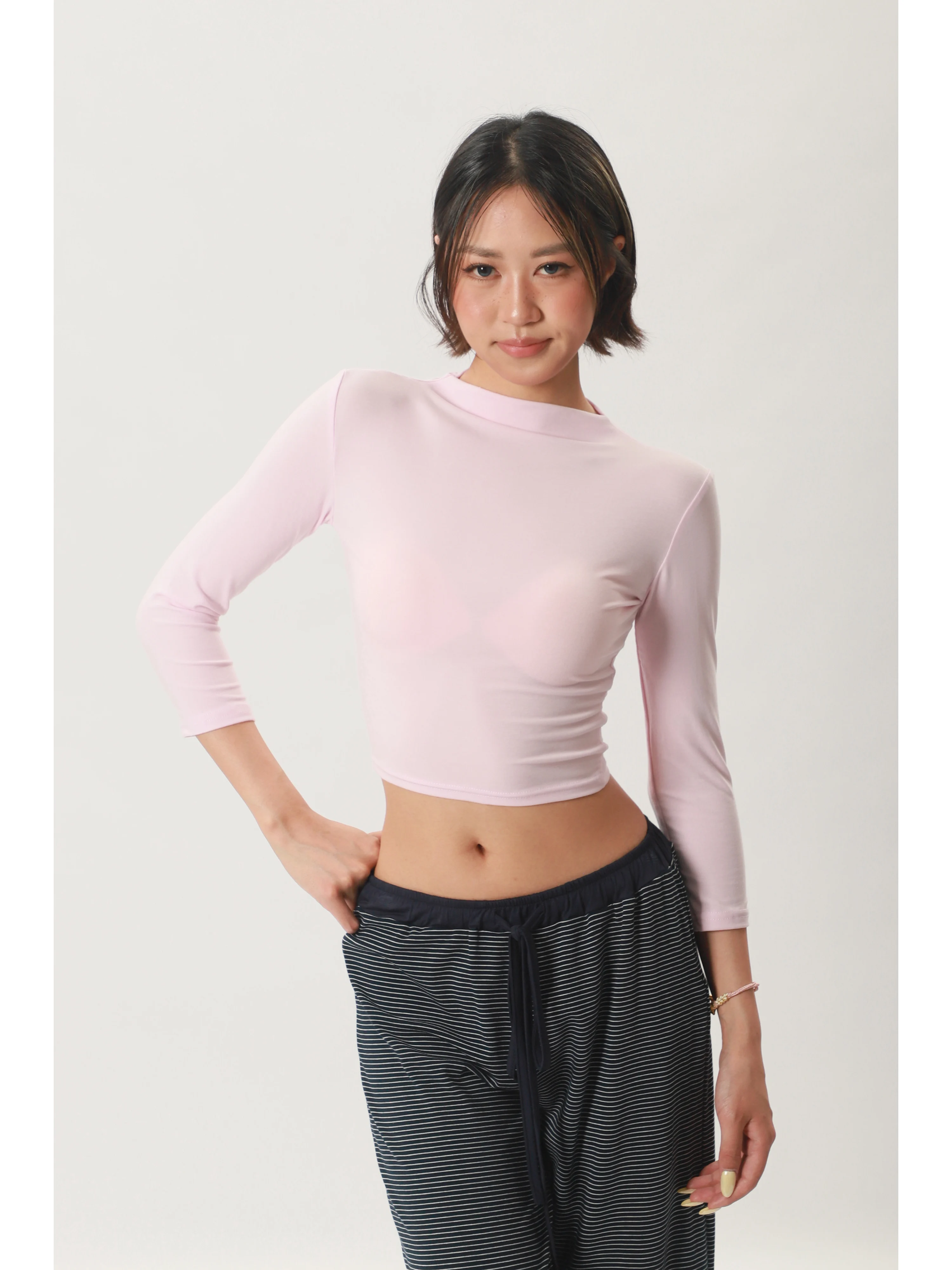 7部袖Tシャツはどう選ぶ？辣妹風のスリムフィットが秋の旅にぴったりな理由とは