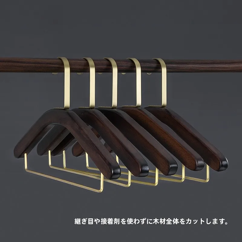 スーツを天日干しにしても素材が劣化しない方法は？木製ハンガーが解決するリアルな使い方
