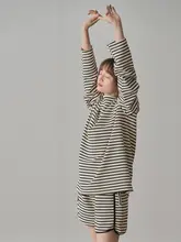 ストライプTシャツとショートパンツのカジュアルファッション【秋用・ゆったりデザイン】（セットアップ対応）
