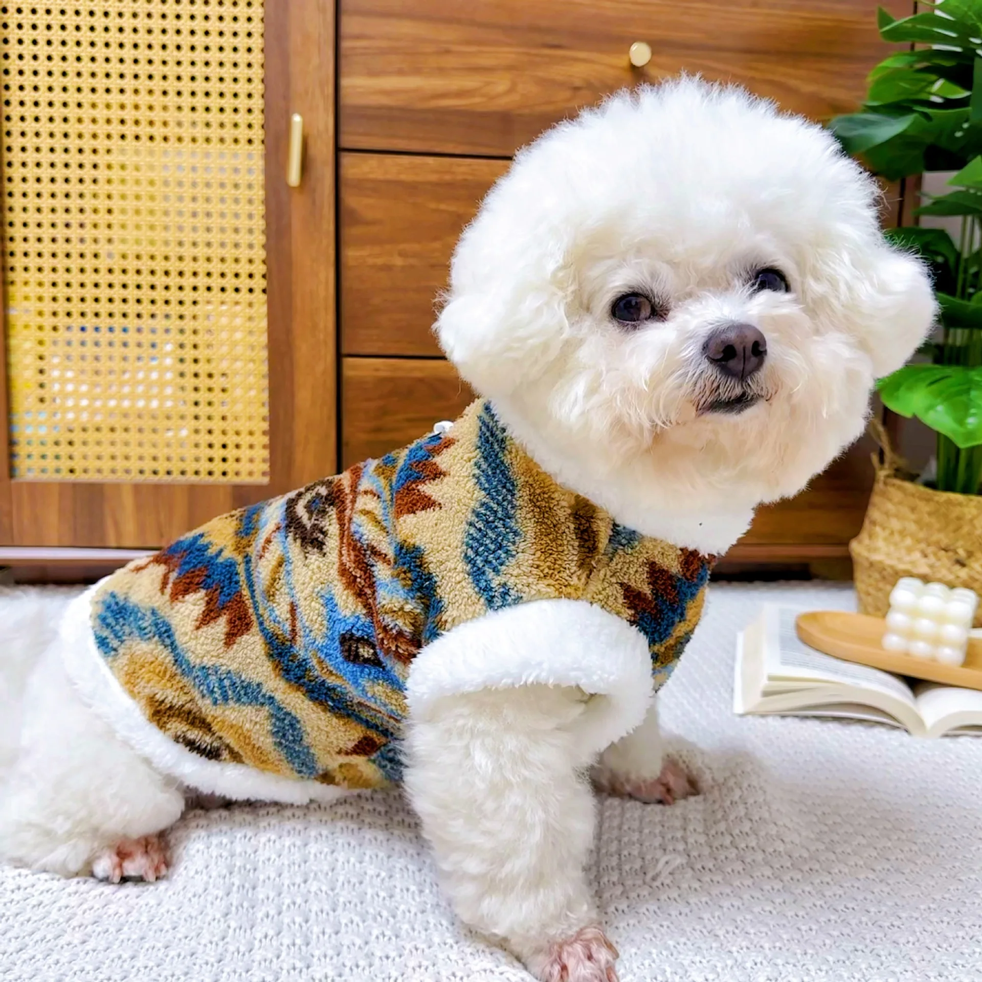 犬用コート：秋冬期のフリース裏地と几何学模様が特徴のリラックススタイルアイテム