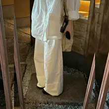 シンプルで洗練されたデザインの白シャツとワイドパンツ【ゆったりした大きいサイズ・通勤用・春向け】（セットアップ対応）