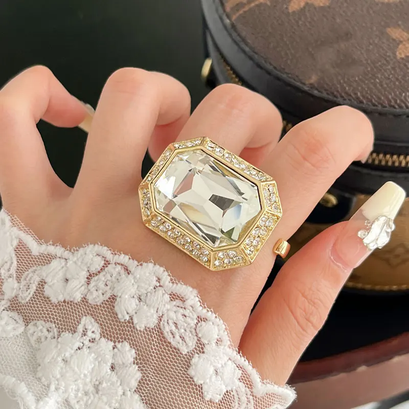 おしゃれな人が選ぶ 結婚指輪のデザイン性と価格バランスを実証する クリスタルダイヤモンドオープンリング