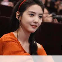 赤い細い縁のヘアバンド【レトロ・高めの頭部デザイン】