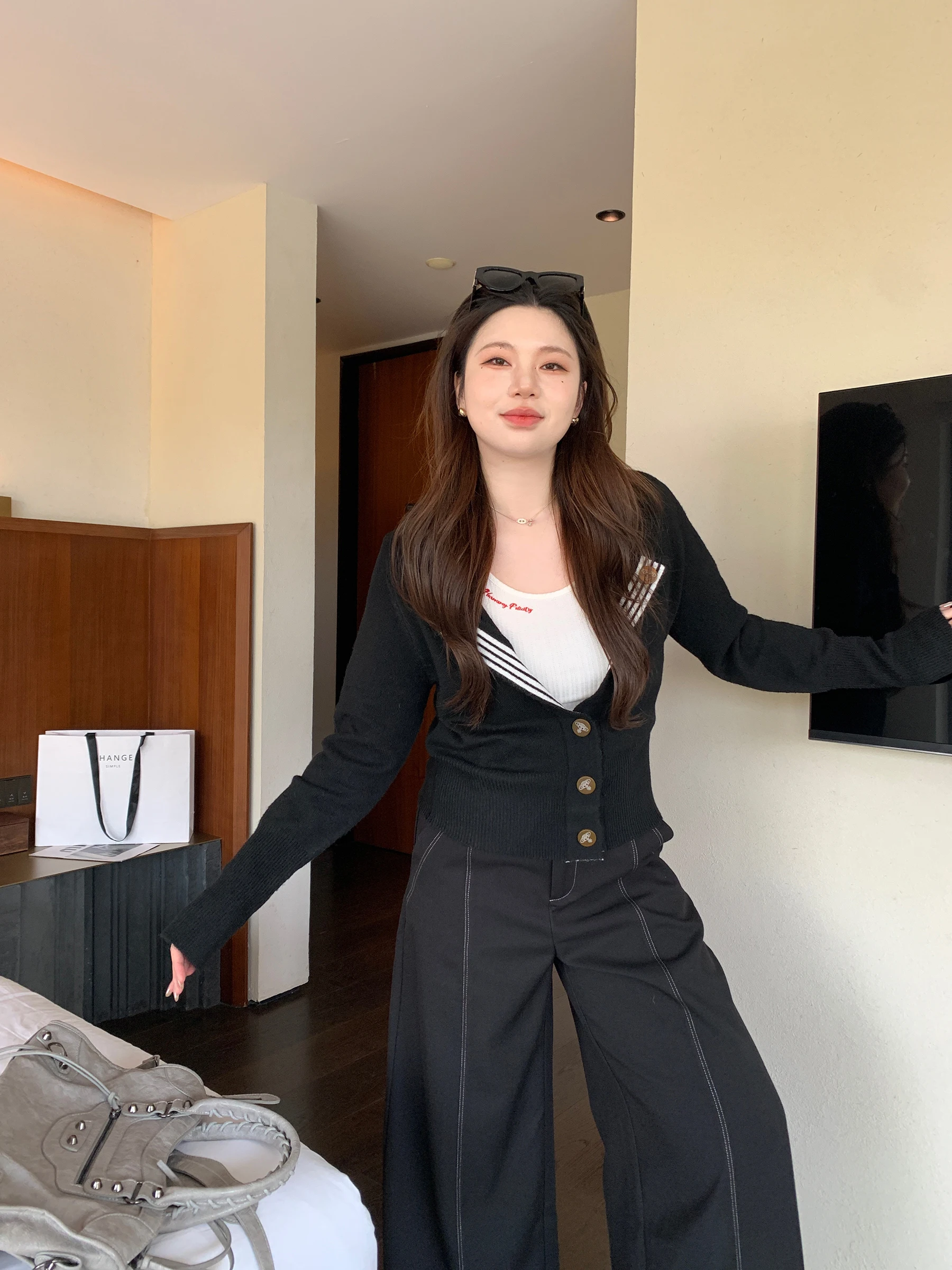 旅行で着回せるきれいめコーデをどう選ぶ？ニットカーディガンとキャミソールのセットが解決する理由