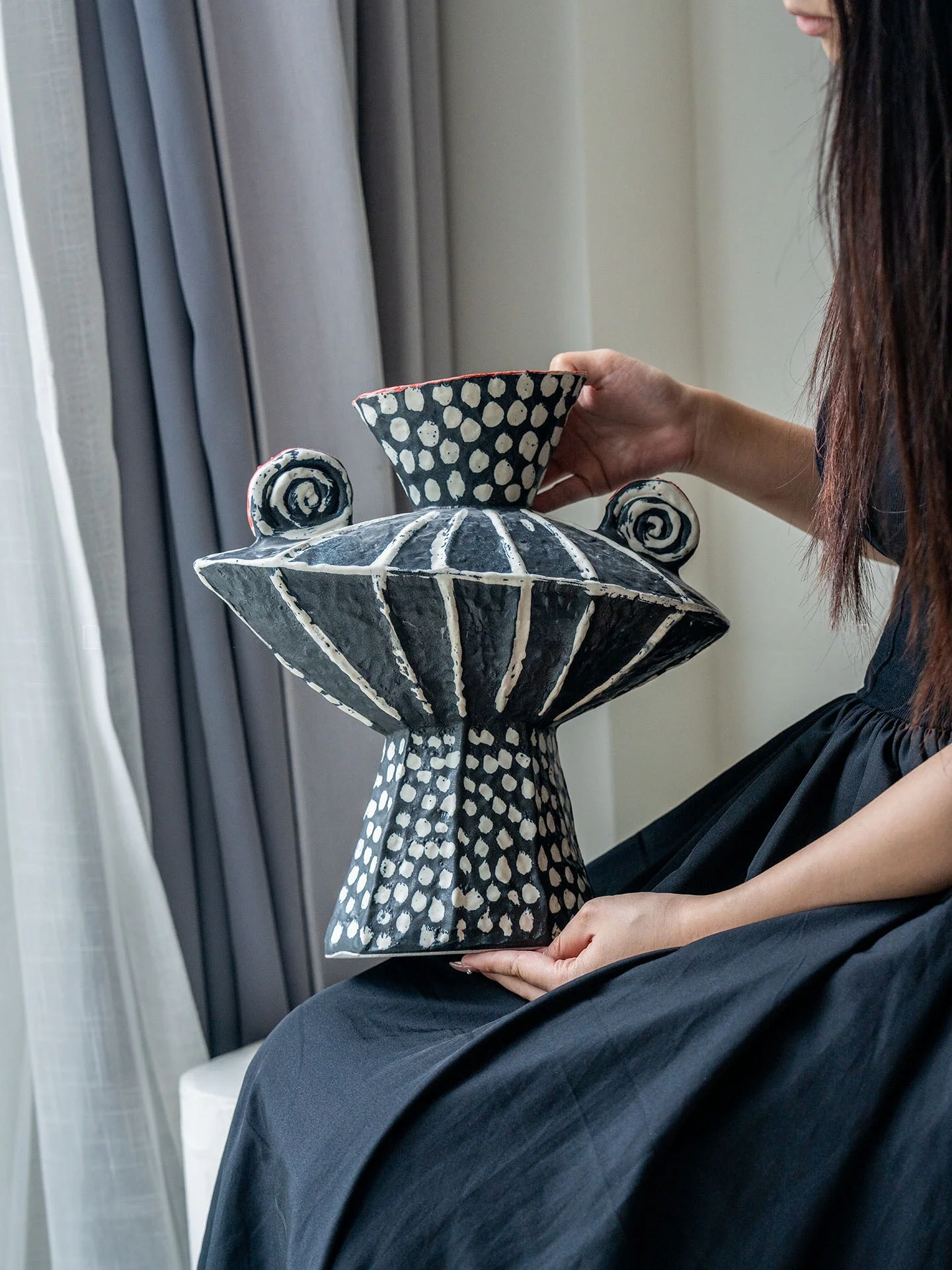 二輪挿し 花瓶 はどんなもの？ヴィンテージ風の手描き陶器が選ばれる理由とは
