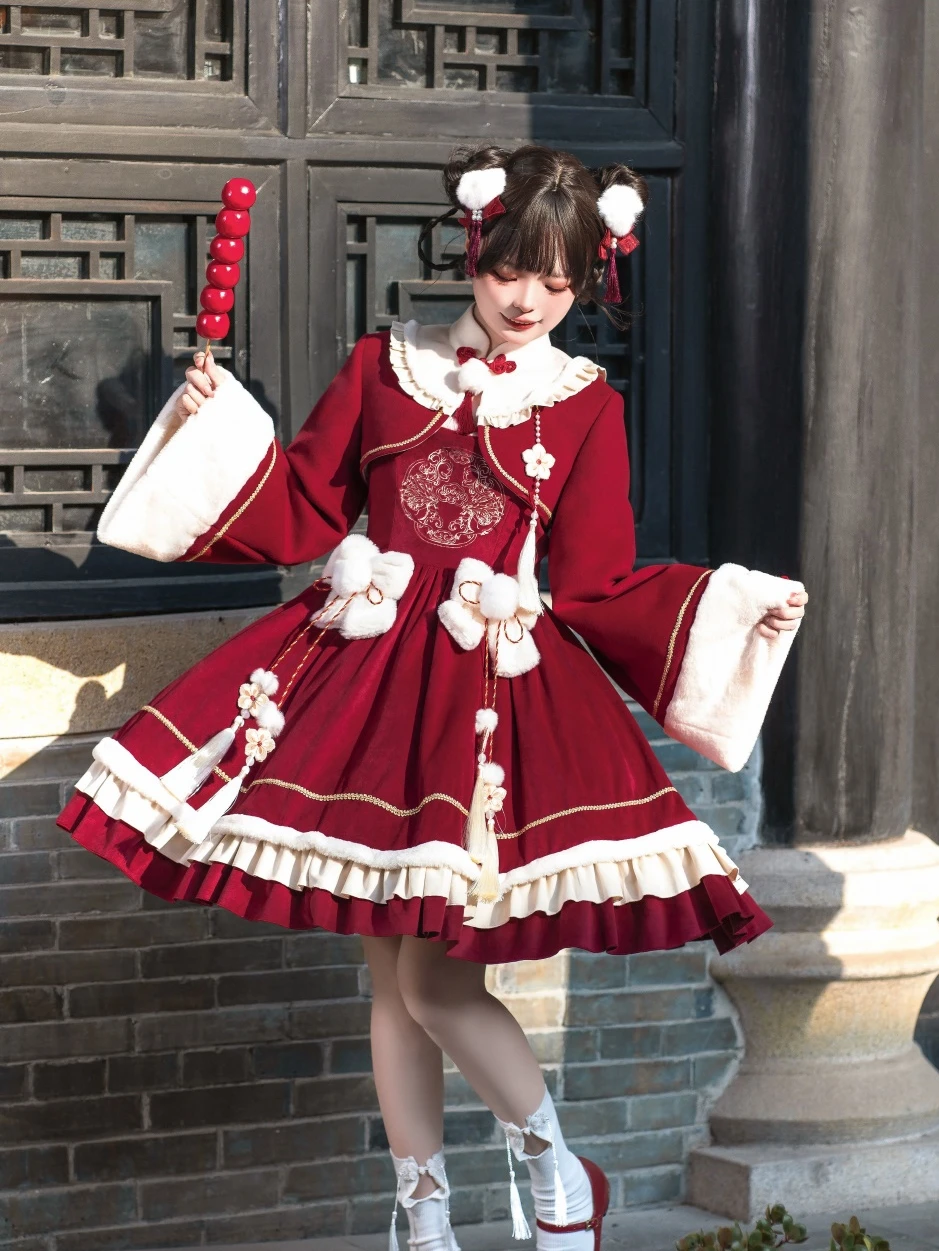 祭りの日に着る私服、どう選ぶ？ロリータ風の「赤・外套付き」ドレスが解決する3つの悩み