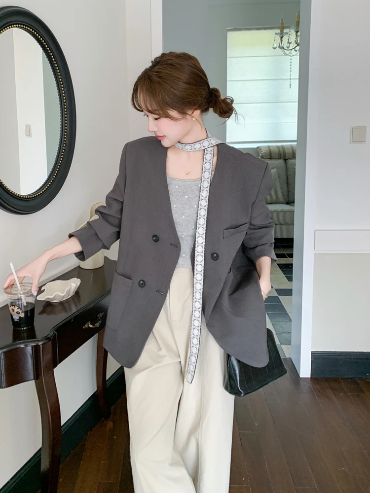 春の通勤スタイルに悩むなら、このグレーのブレザーが救う理由は？