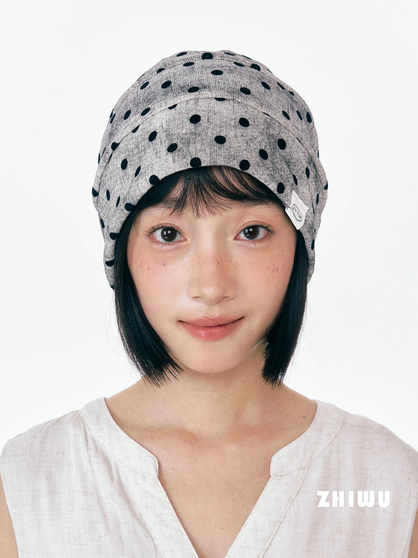 小顔に見える帽子を選ぶには？ドットデザインの薄手キャップが実は最強の秘密武器