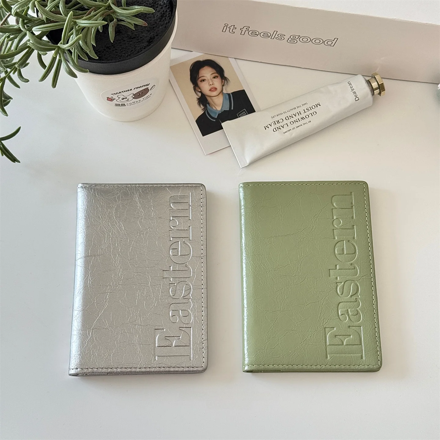 シンプルな文字デザインのカードケース：韓国風軽量多機能パスポートケースの実用性と使い方