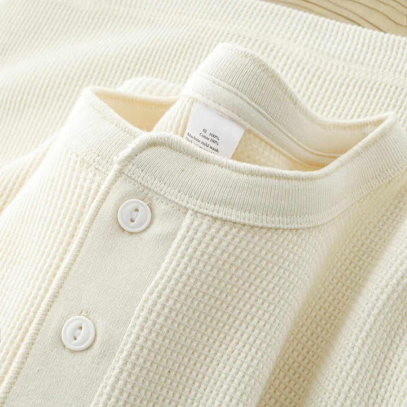 優しいクリーム色のヘンリーネック長袖Tシャツ：秋用フィットスタイルの実用性と着心地の解析