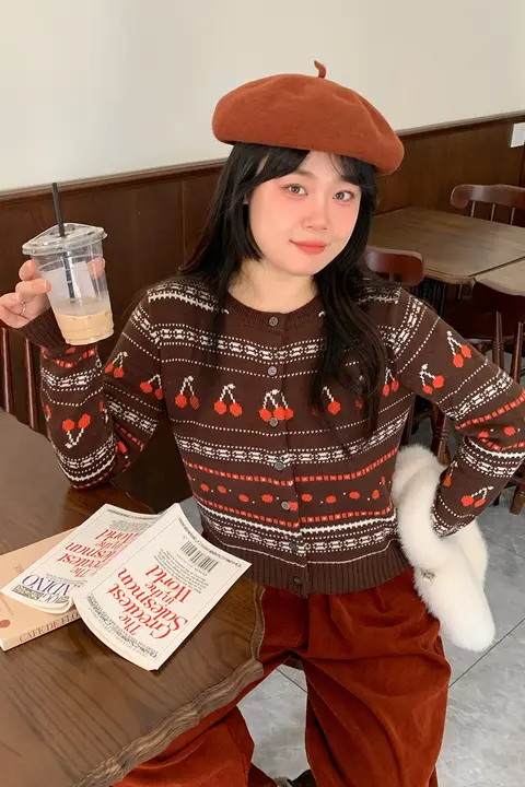 カフェ風さくらんぼプリントの大きいサイズ ニットセーター【女性用・ルーズフィット・秋冬】