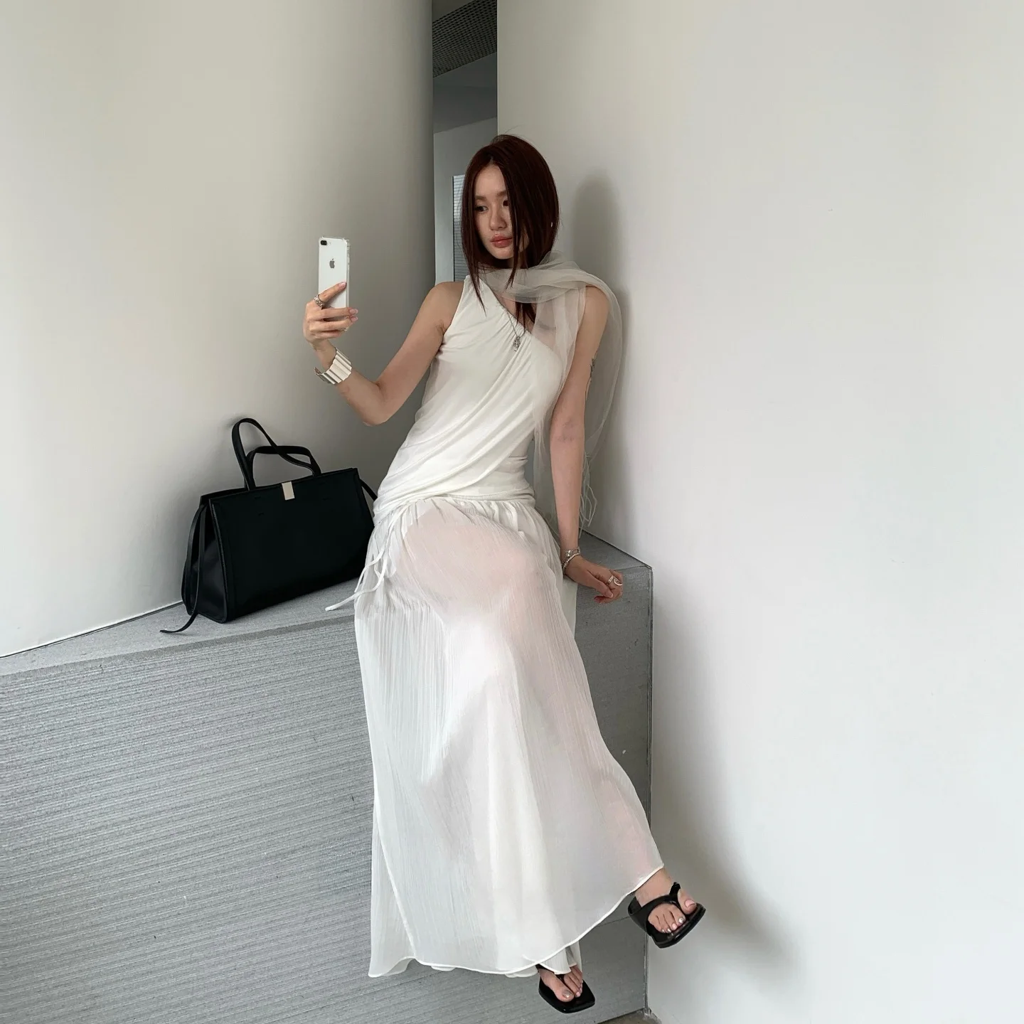 パンツドレス ベージュで失敗しない着こなしは？