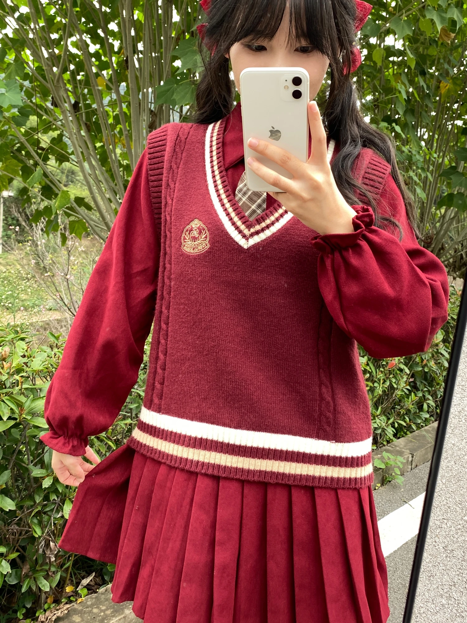 女子高校生向け学院風タイとニットベストセット：かわいいデザインと実用性のバランス