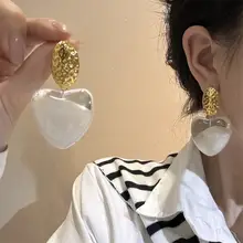 白色ハートデザインの大ぶりイヤリング【樹脂製・ユニークデザイン】