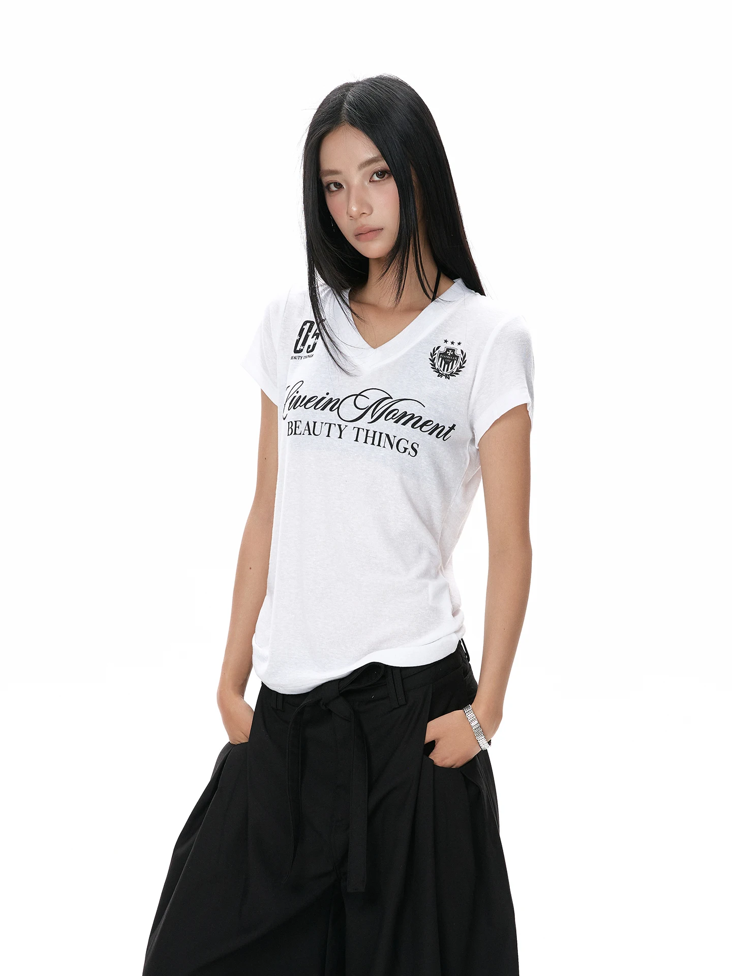 レトロスタイルのVネックTシャツ：モード系Tシャツのデザインと着こなしの実際